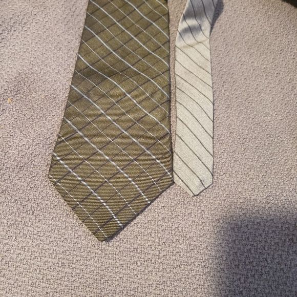 NWT Green and Biege Silk Tie - Picture 2 of 4